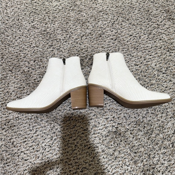 White Textured Ankle Boots - Target - size 7 - Picture 7 of 9